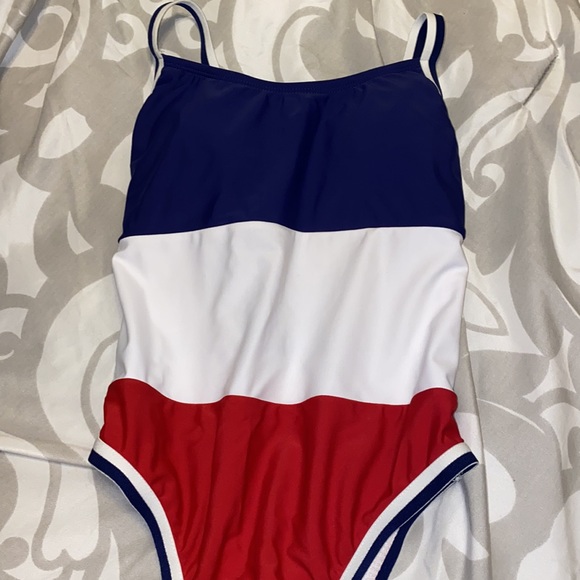 One piece - Picture 2 of 4